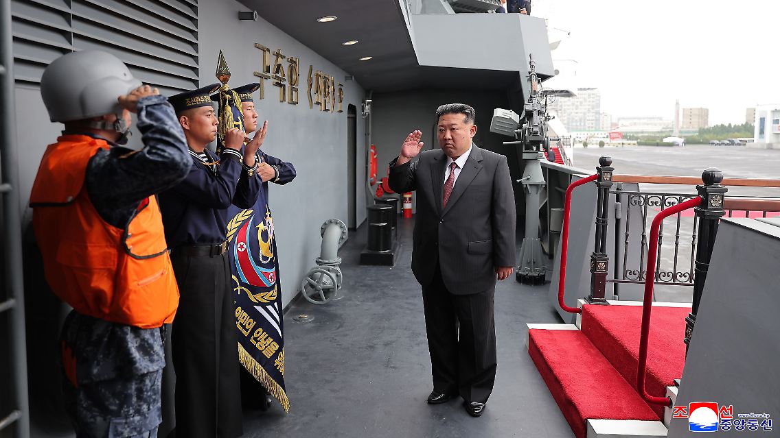 Kim zeigt sich auf einem Zerstörer der Marine.