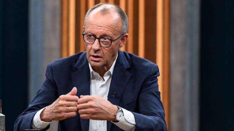 Man wolle es nun mit dem von Pistorius geplanten freiwilligen Modell versuchen, sagte Merz. 