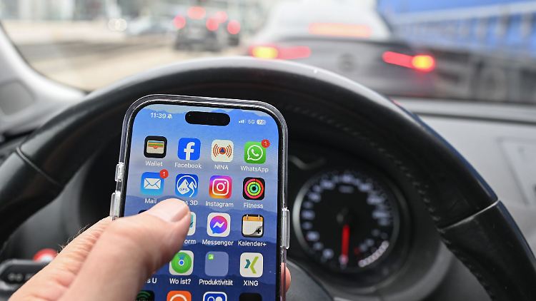 Nein, schlechte Idee: Wer im Auto ein Smartphone nutzen will, fährt besser rechts ran - und schaltet den Motor ab. Sonst könnte es teuer werden - gefährlich allemal.