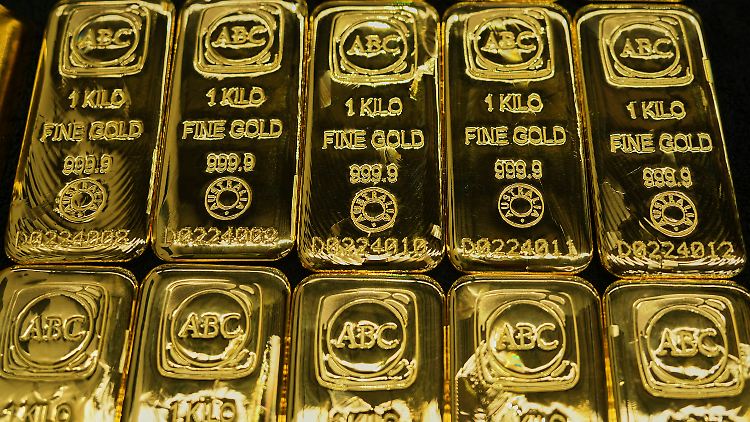 Gegossene Ein-Kilogramm-Goldbarren mit einem Reinheitsgrad von 99,99 % stehen zum Verkauf bereit. 