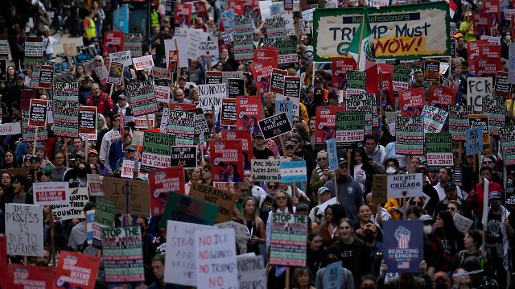 Massenprotest in Chicago: US-Präsident erhöht den Druck auf demokratisch geführte Städte.