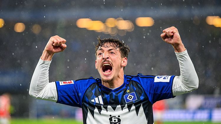 Giorgi Gocholeishvili feiert stellvertretend für den Hamburger SV.