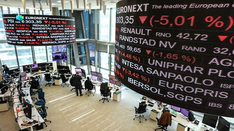 Viele rote Minuswerte sind am Morgen an der Pariser Börse zu sehen.