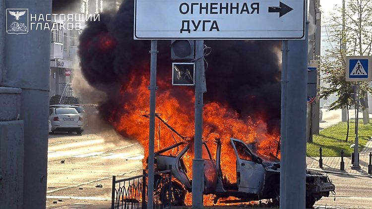 Ein brennendes Auto nach einem Drohnenangriff der ukrainischen Streitkräfte in Belgorod.