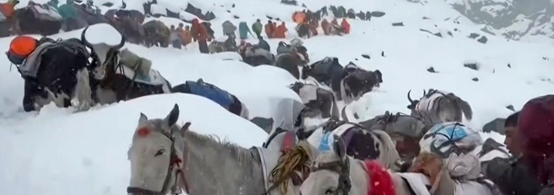 Wanderer sitzen am Mount Everest fest.