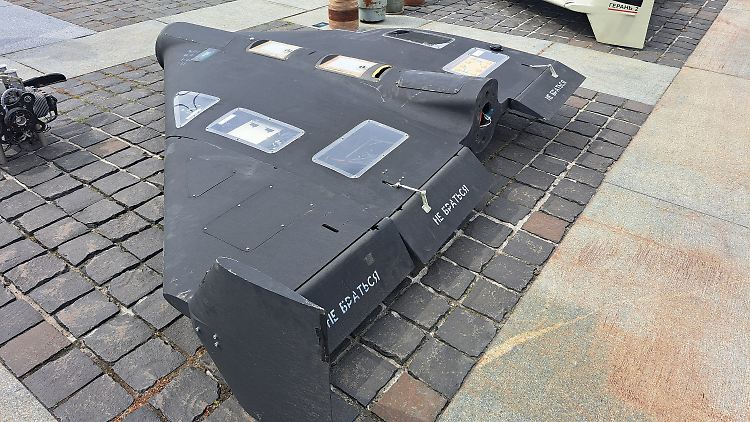 Abgewehrte russische Drohnen des Typs "Geran 2" werden Ende Juni in Kiew ausgestellt. 
