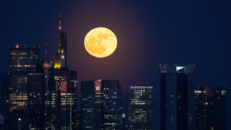 In der Nähe des Horizonts wirkt ein Supermond besonders beeindruckend.