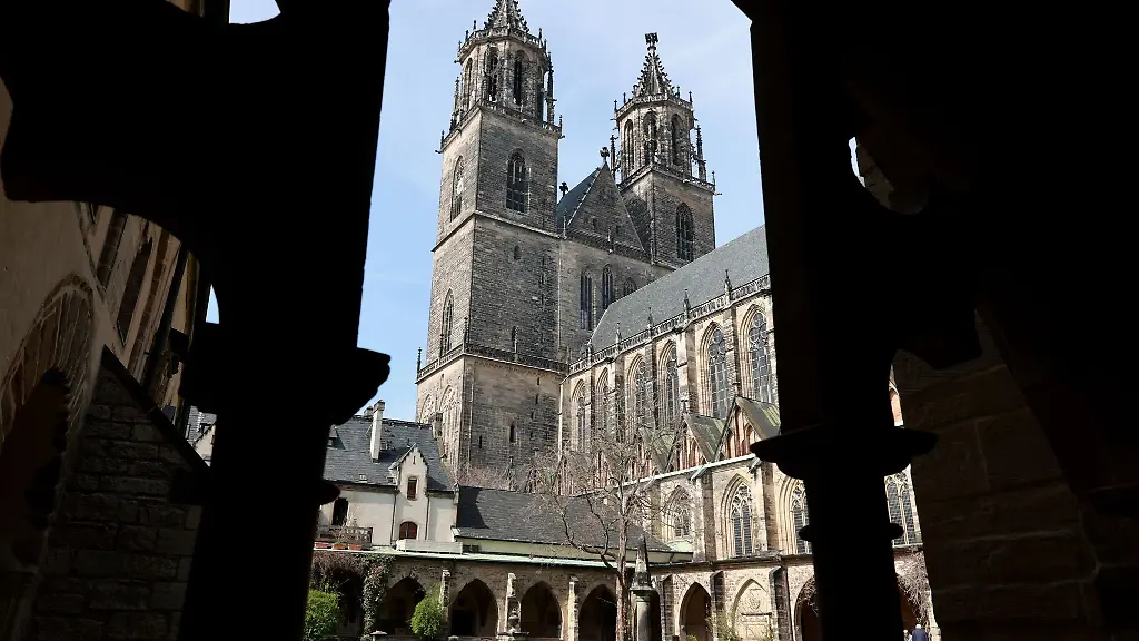 Blick-vom-Innenhof-auf-den-Dom