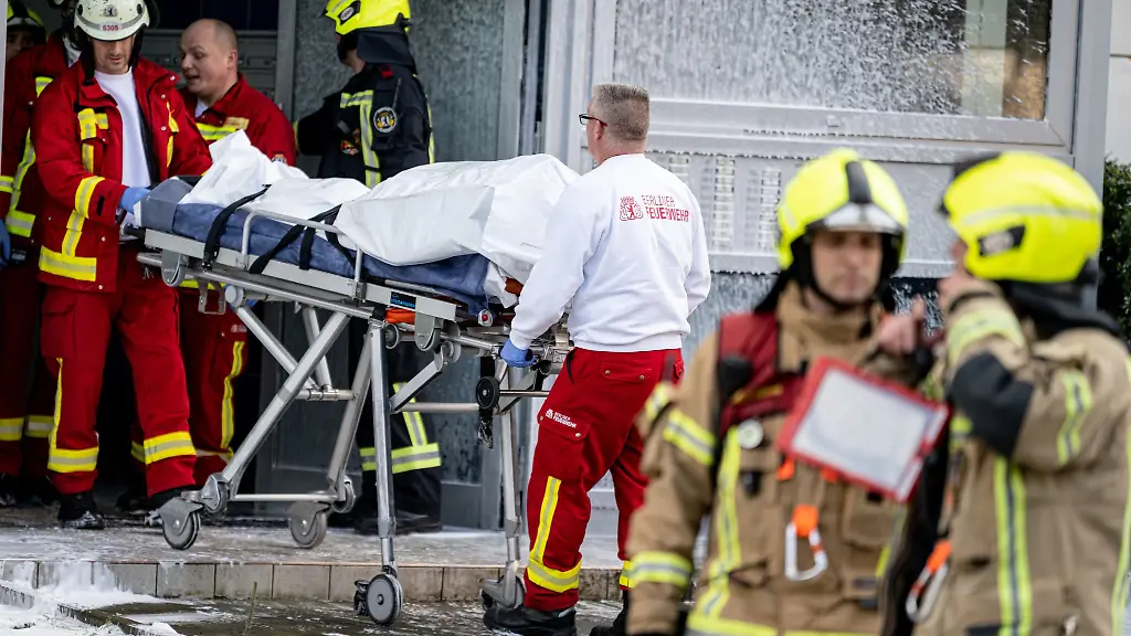 Die-Berliner-Feuerwehr-bringt-in-Berlin-Prenzlauer-Berg-eine-Leiche-aus-einem-Hochhaus