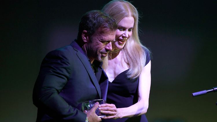 Nicole Kidman übergab am Samstag einen Preis an Regisseur Taylor Sheridan - ohne Ring.