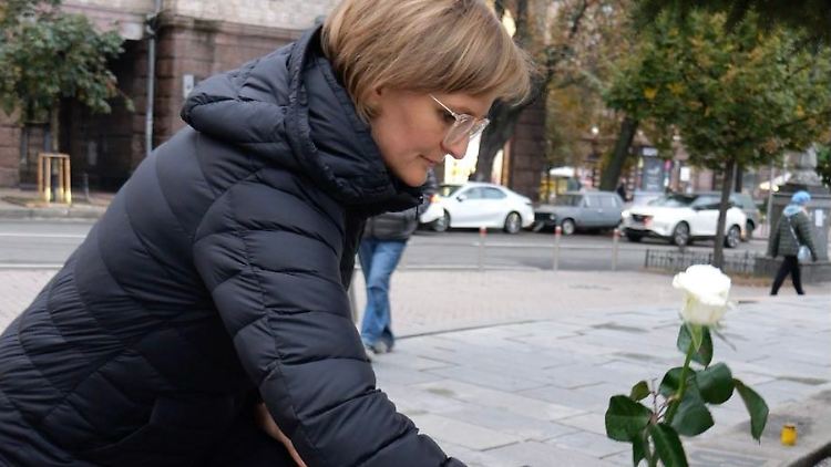 Franziska Brantner an der Einschlagstelle einer russischen Iskander-Rakete in Kiew