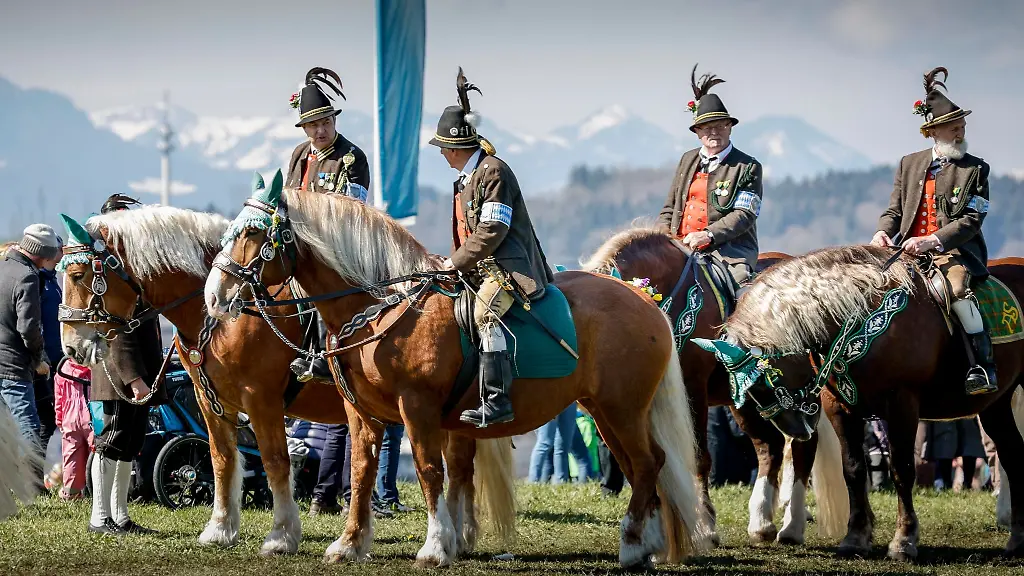 Hunderte-festlich-geschmueckte-Roesser-ziehen-am-Ostermontag-beim-traditionellen-Georgi-Ritt-durch-den-oberbayerischen-Ort-zur-Kirche-von-Ettendorf