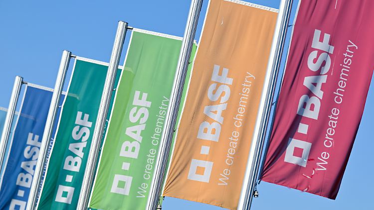 Die Lack-Sparte erlöste zuletzt fast vier Milliarden Euro.