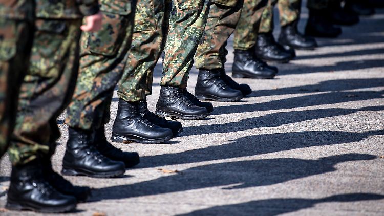 Die Bundeswehr sucht händeringend nach Soldaten - eine geplante Wehrdienstreform soll helfen.