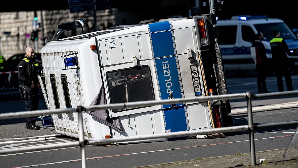 Ein-umgekipptes-Polizeifahrzeug-liegt-nach-einem-Unfall-vor-dem-Bahnhof-Zoo-auf-einer-Kreuzung