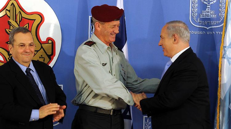 Barak (links) und Netanjahu (rechts gratulieren Gantz zu seinen neuen Aufgaben.