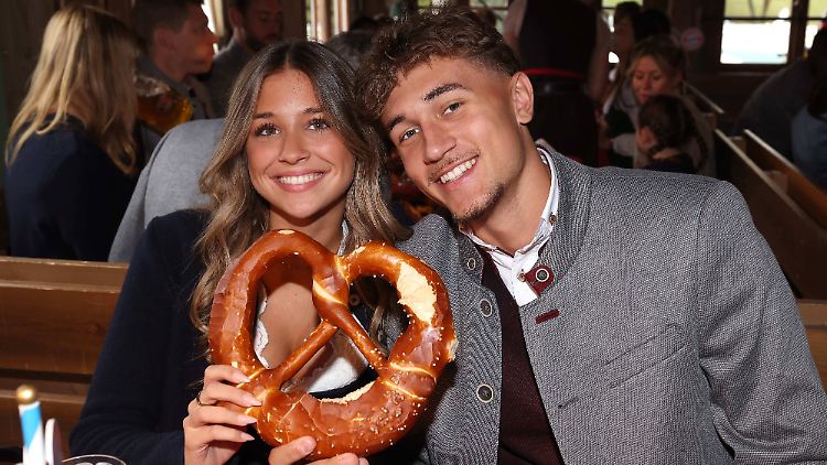 Pärchenausflug auf die Wiesn: Josefine Scholl und Tom Bischof.