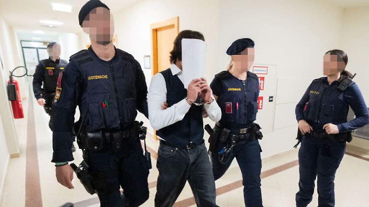 Die Mitglieder der Gruppe im Alter zwischen 14 und 17 Jahren müssen sich vor Gericht verantworten.