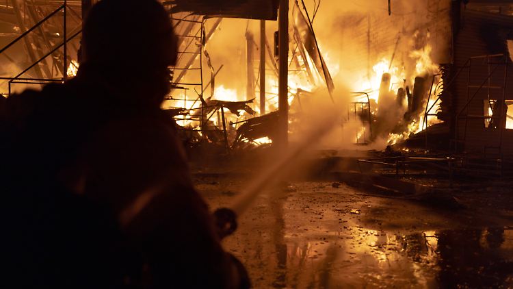 Ein ukrainischer Feuerwehrmann löscht den Brand nach einem russischen Luftangriff auf Charkiw.
