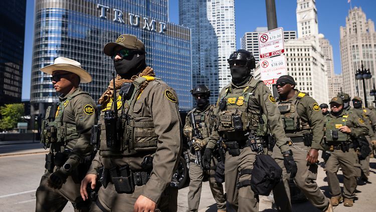 Beamte der US-Einwanderungsbehörde vor dem Trump Tower in Chicago.