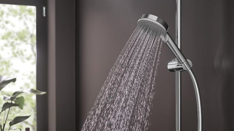 Der Hansgrohe-Duschkopf passt an jeden handelsüblichen Duschschlauch.
