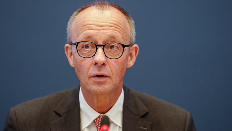 "Wir teilen den Schmerz der Angehörigen der Geiseln", sagt Merz. 
