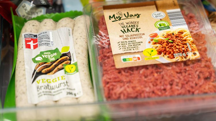 Laut dem Antrag, über den in der EU abgestimmt wird, sollen Produkte, die kein Fleisch enthalten, künftig nicht mehr "Burger", "Wurst" oder "Hack" heißen dürfen.
