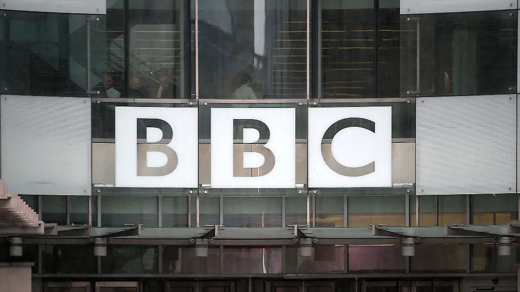 Das-Sender-Logo-am-Eingang-der-britischen-Rundfunkanstalt-BBC-in-London