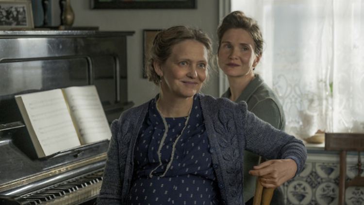 Mutter Hille (Laura Tonke) und Tante Ena (Lisa Hagmeister, v.l.).