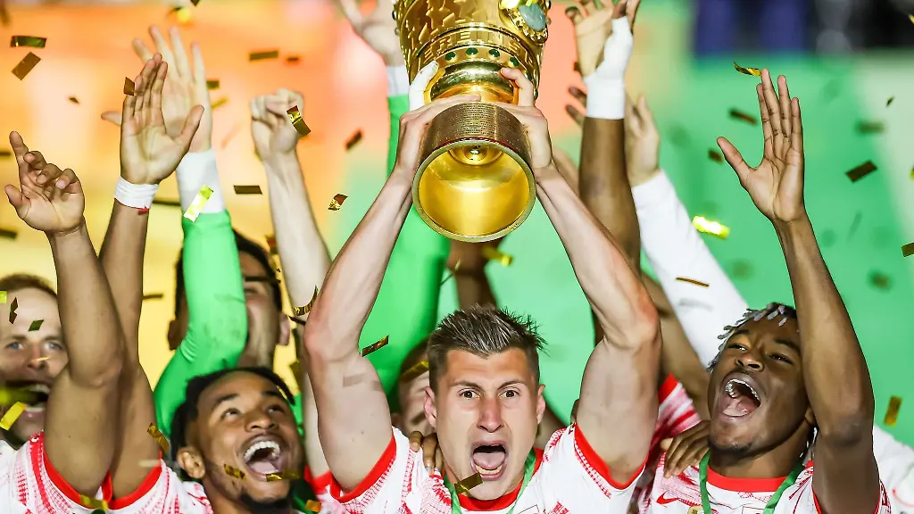 Leipzigs-Spieler-um-Willi-Orban-jubeln-nach-dem-Spiel-mit-dem-DFB-Pokal