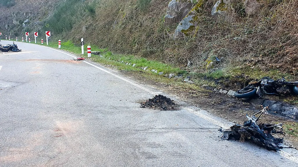 Zwei-verunfallte-Motorraeder-liegen-an-der-Unfallstelle-auf-der-B500-nahe-Baden-Baden