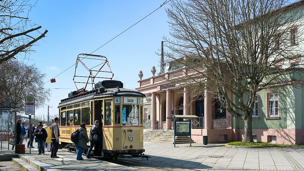 Der-historische-Lindner-Triebwagen-von-1928-vor-dem-Hauptbahnhof