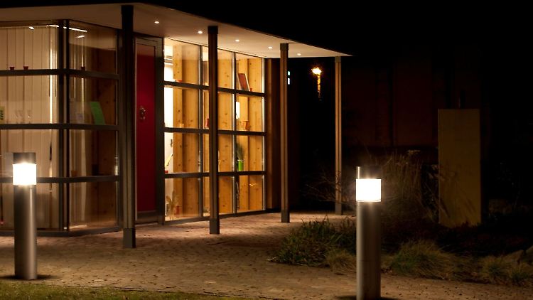 Sind der Eingangsbereich und die Wege auf dem Grundstück gut beleuchtet, können Bewohner und Gäste auch in der Dunkelheit sicher zum Haus gelangen.