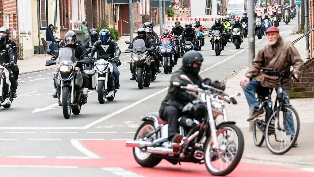 Teilnehmer-des-Motorrad-Gottesdienstes-fahren-zuvor-in-einem-Korso-durch-Husum