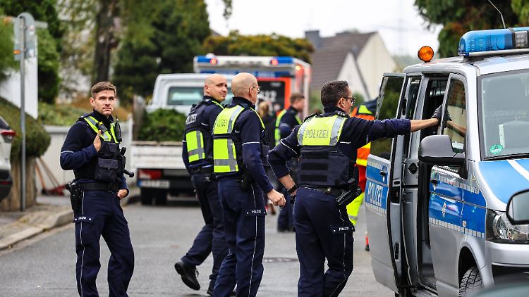 Die beiden Adoptivkinder seien zur Vernehmung mitgenommen worden, teilte die Polizei mit.
