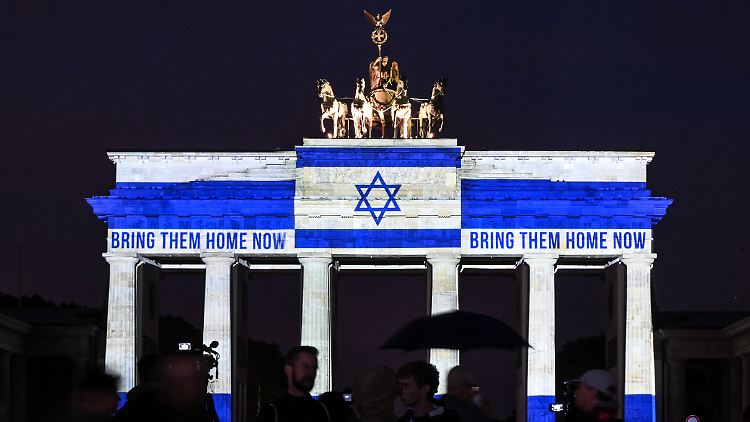 Auf das Brandenburger Tor wurden am Abend die Worte "Bring them home now" projiziert. 