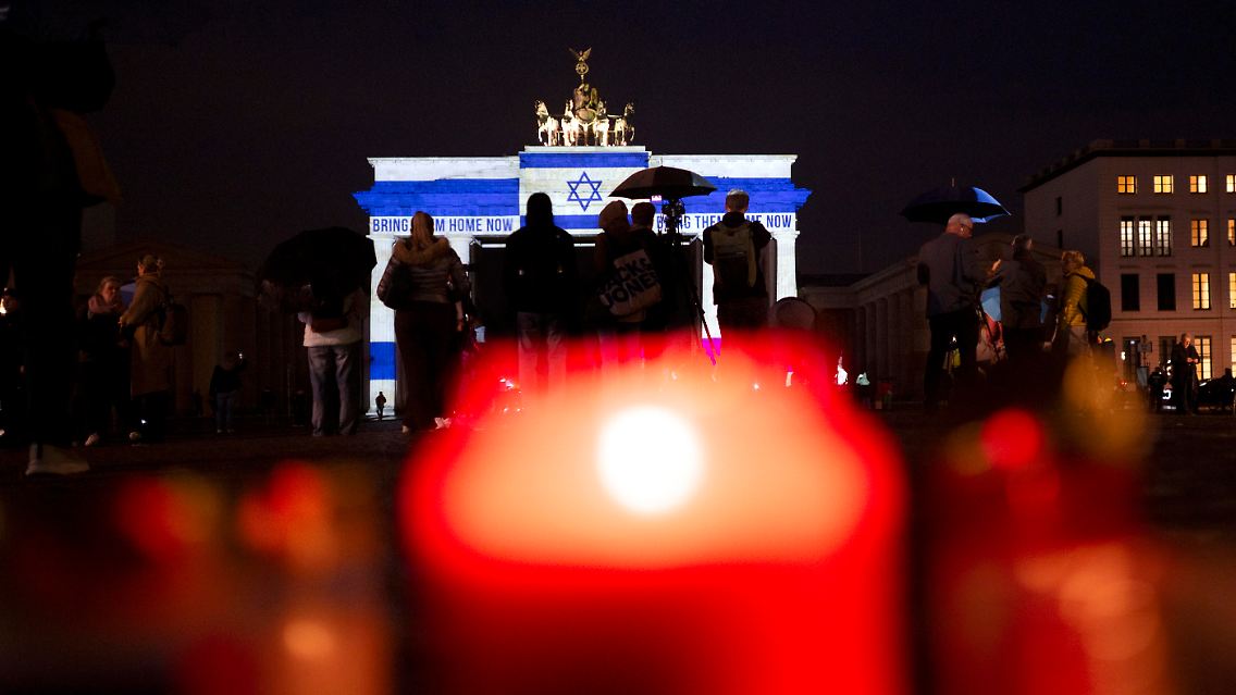 "Bring them home now" war am Abend an dem Wahrzeichen zu lesen.