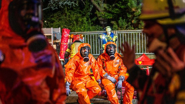 Kräfte der Feuerwehr sind mit Atemschutz im Einsatz.