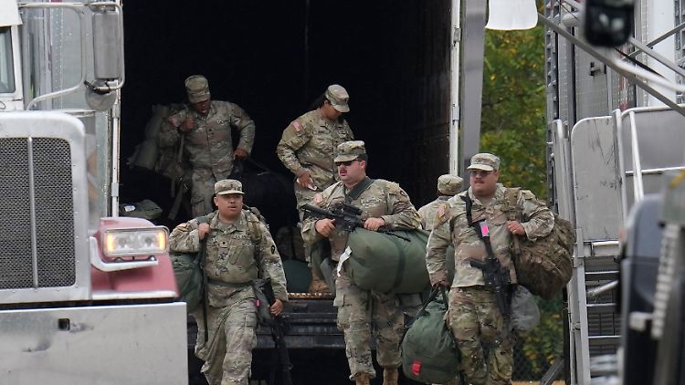 Militärangehörige in Uniform mit dem Abzeichen der texanischen Nationalgarde kommen im U.S. Army Reserve Center an.
