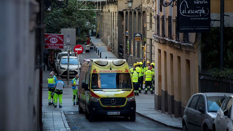 Rettungskräfte in der Calle de las Hileras in Madrid.