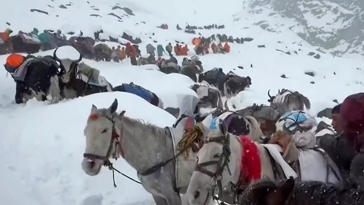 Hilfsaktion in den Schneemassen. 
