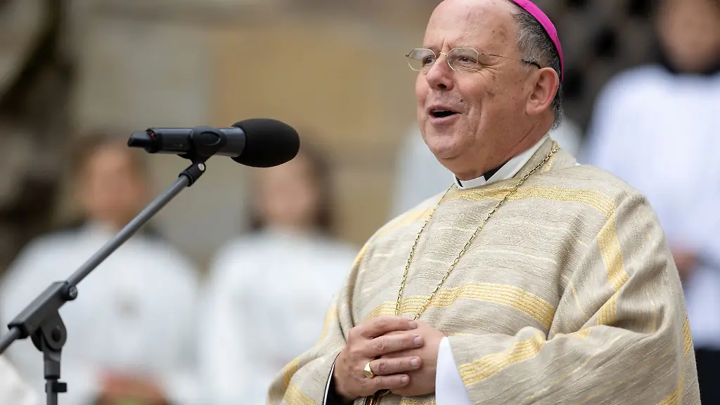 Ulrich-Neymeyr-Bischof-von-Erfurt-spricht-bei-einem-Gottesdienst