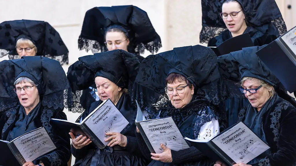 Frauen-der-Chorgemeinschaft-Concordia-singen-am-Ostersonntag-vor-der-evangelischen-Kirche-in-Burg