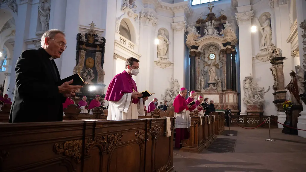 Bernhard-Hasslberger-l-und-weitere-Bischoefe-nehmen-an-einem-Gottesdienst-teil
