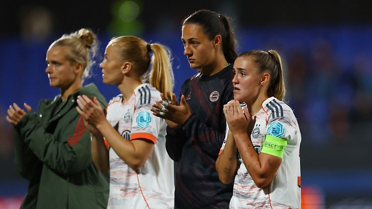 Schockstarre nach dem Debakel: Die Fußballerinnen des FC Bayern gingen beim FC Barcelona sang- und klanglos unter.