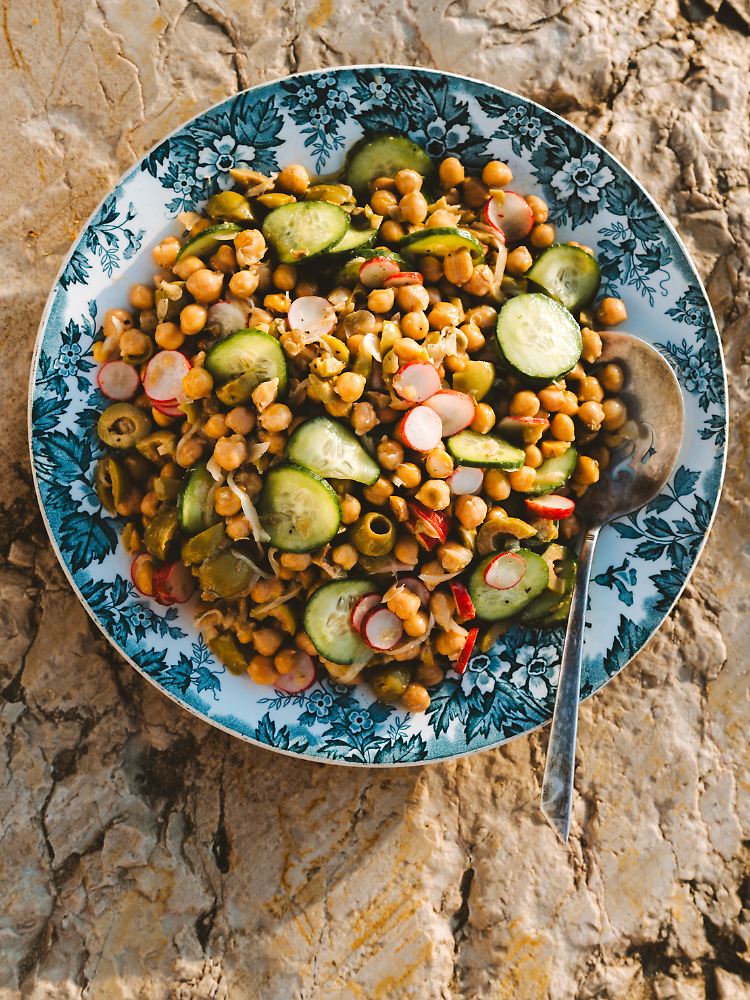 Der Kichererbsen-Salat lässt sich gut vorbereiten und mitnehmen, schmeckt aber auch zu Hause.