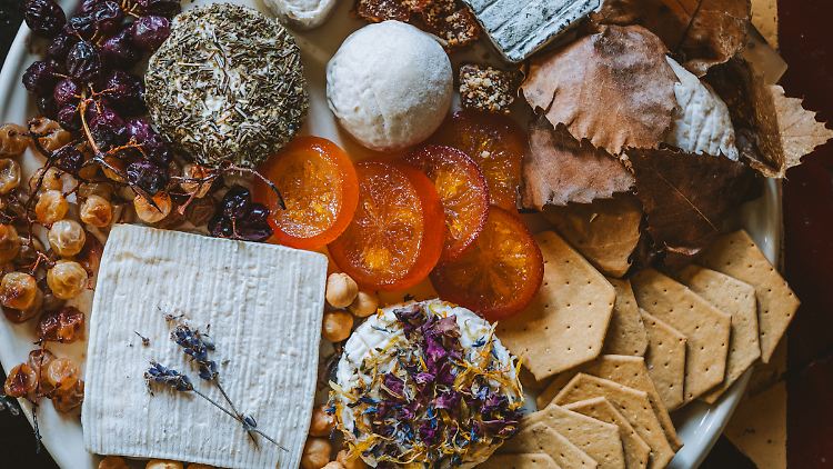 "Entre la poire et le fromage": Wörtlich übersetzt "zwischen der Birne und dem Käse". Aber egal, wann der Käse serviert wird, ob vor oder nach dem Dessert: Entspannt zurücklehnen!