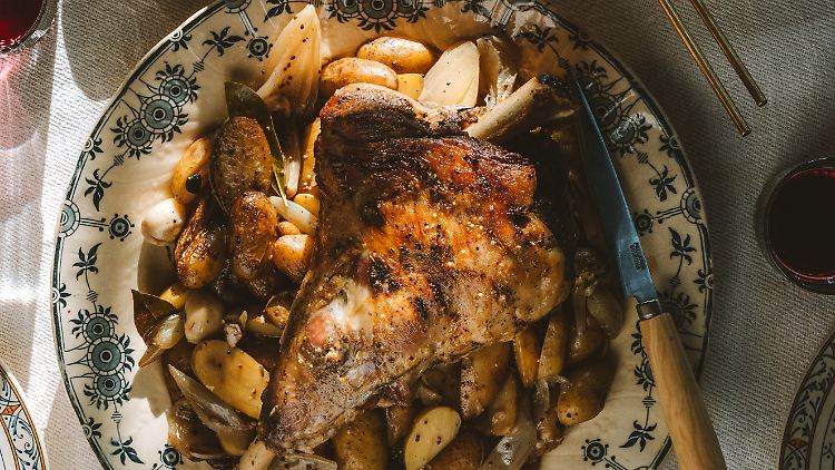 Lammbraten ist ein fester Bestandteil der südfranzösischen Küche, am besten mit viel frischen Kräutern.