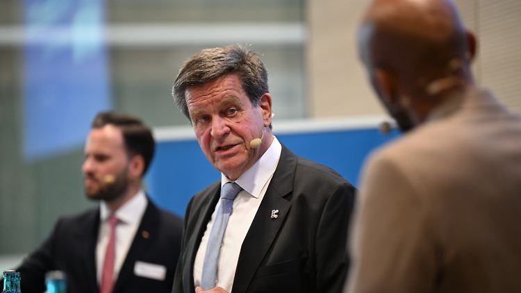 Ulrich Reifenhäuser steht bei einer Vorab-Pressekonferenz der Kunststoffmesse K und beantwortet Fragen von Moderator Chris Brow. 