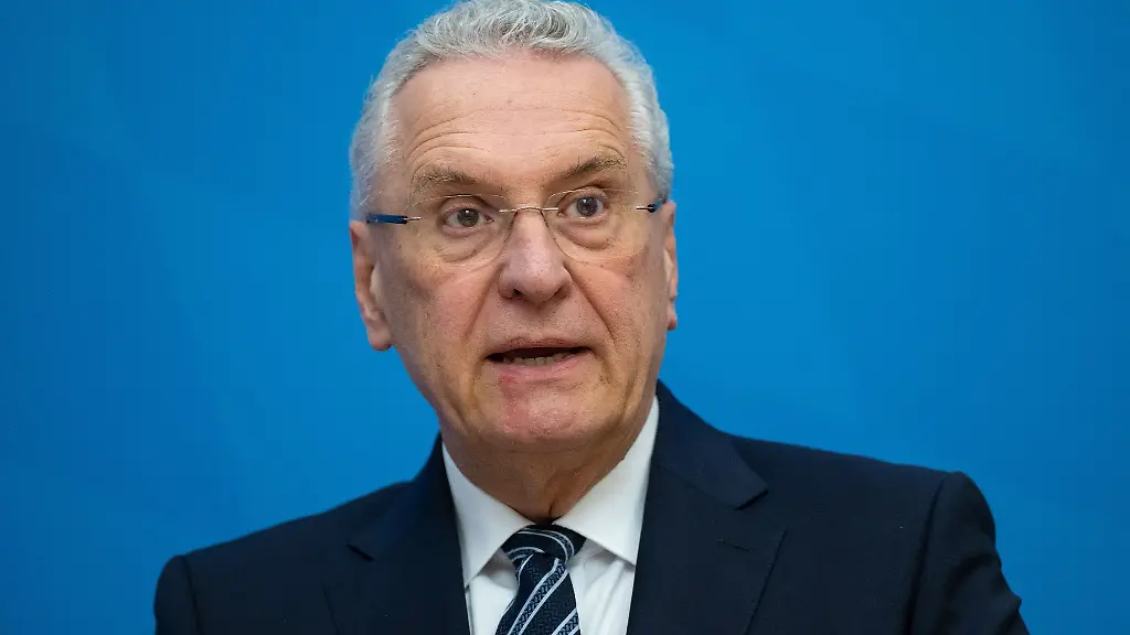 Joachim-Herrmann-CSU-Innenminister-von-Bayern-spricht-bei-einer-Pressekonferenz